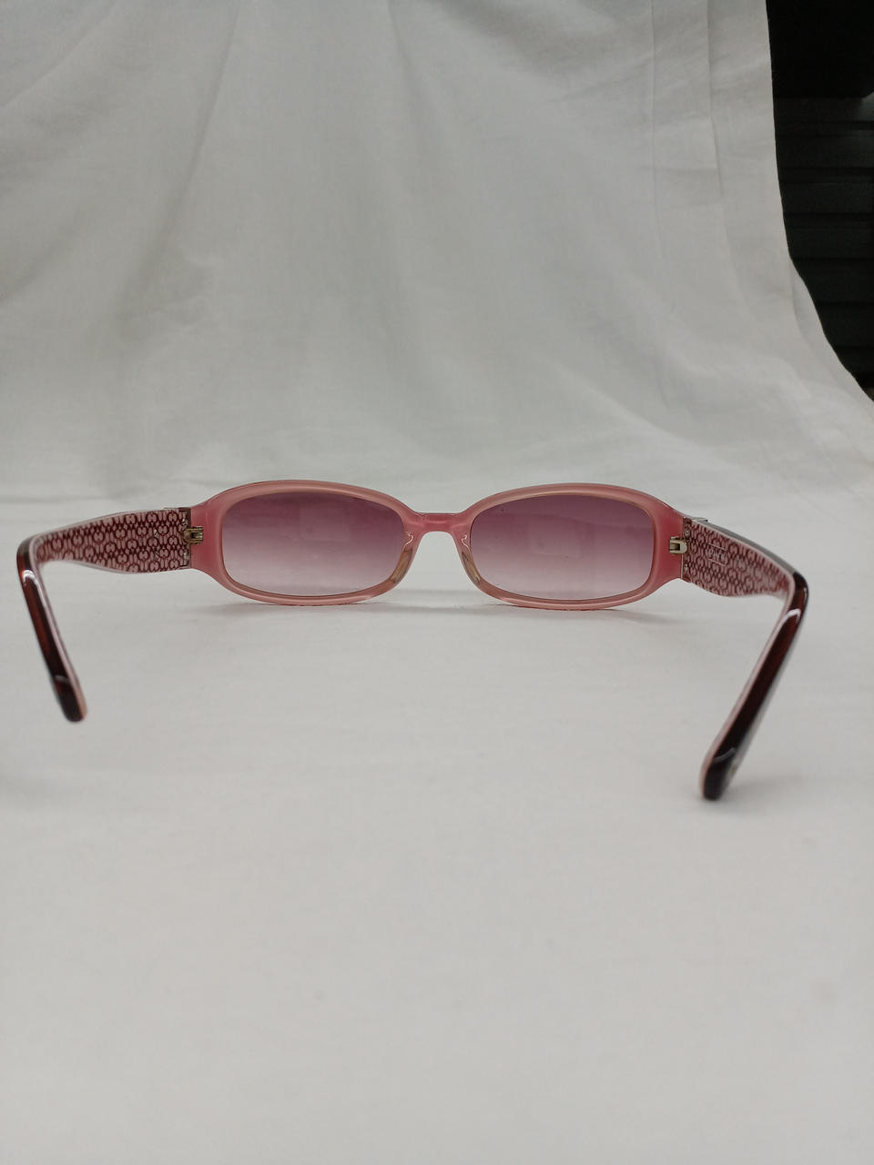 写真正面の左側のフレームが歪んでいます