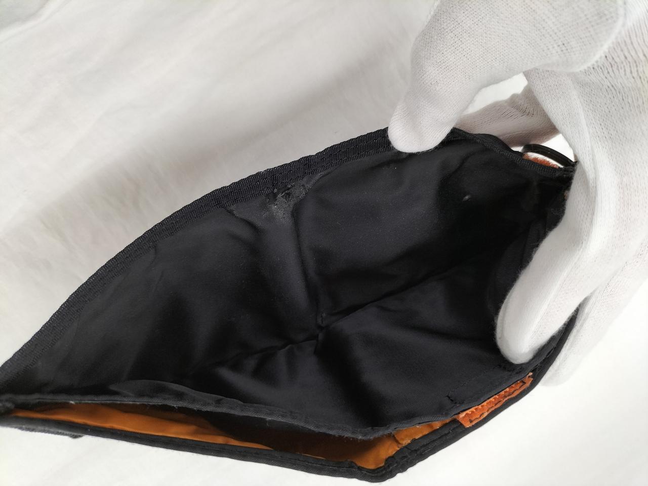 中央部分に目立つダメージがございます。