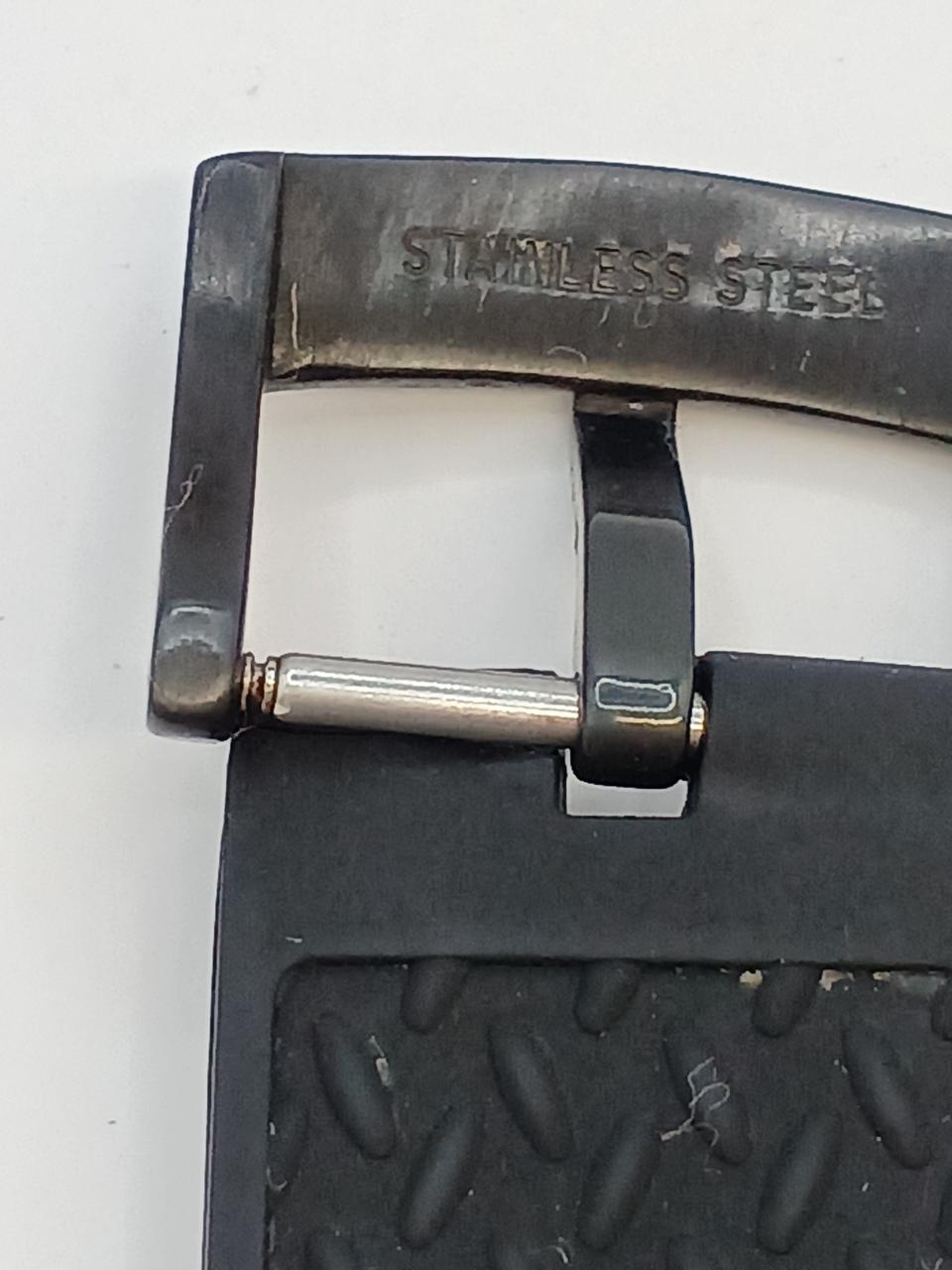 ベルトの一部割れあります。