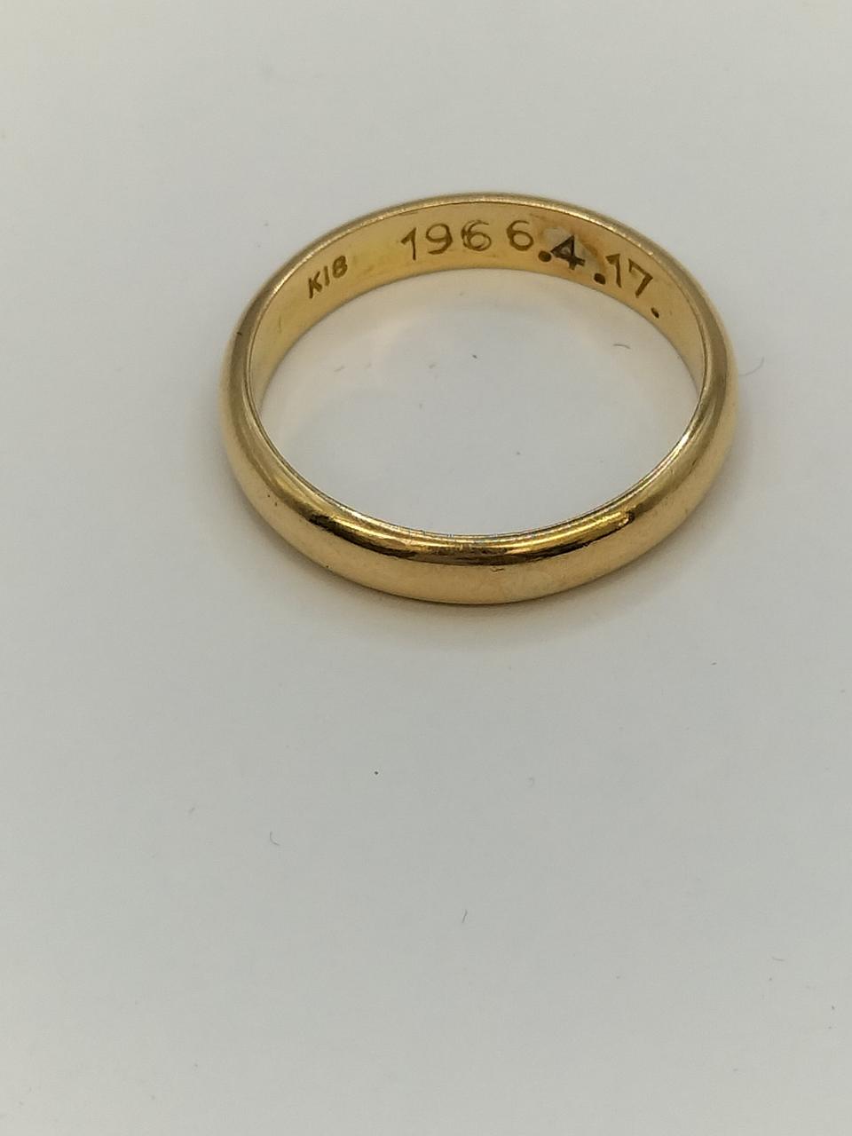 結婚指輪だと思われる刻印有ります。