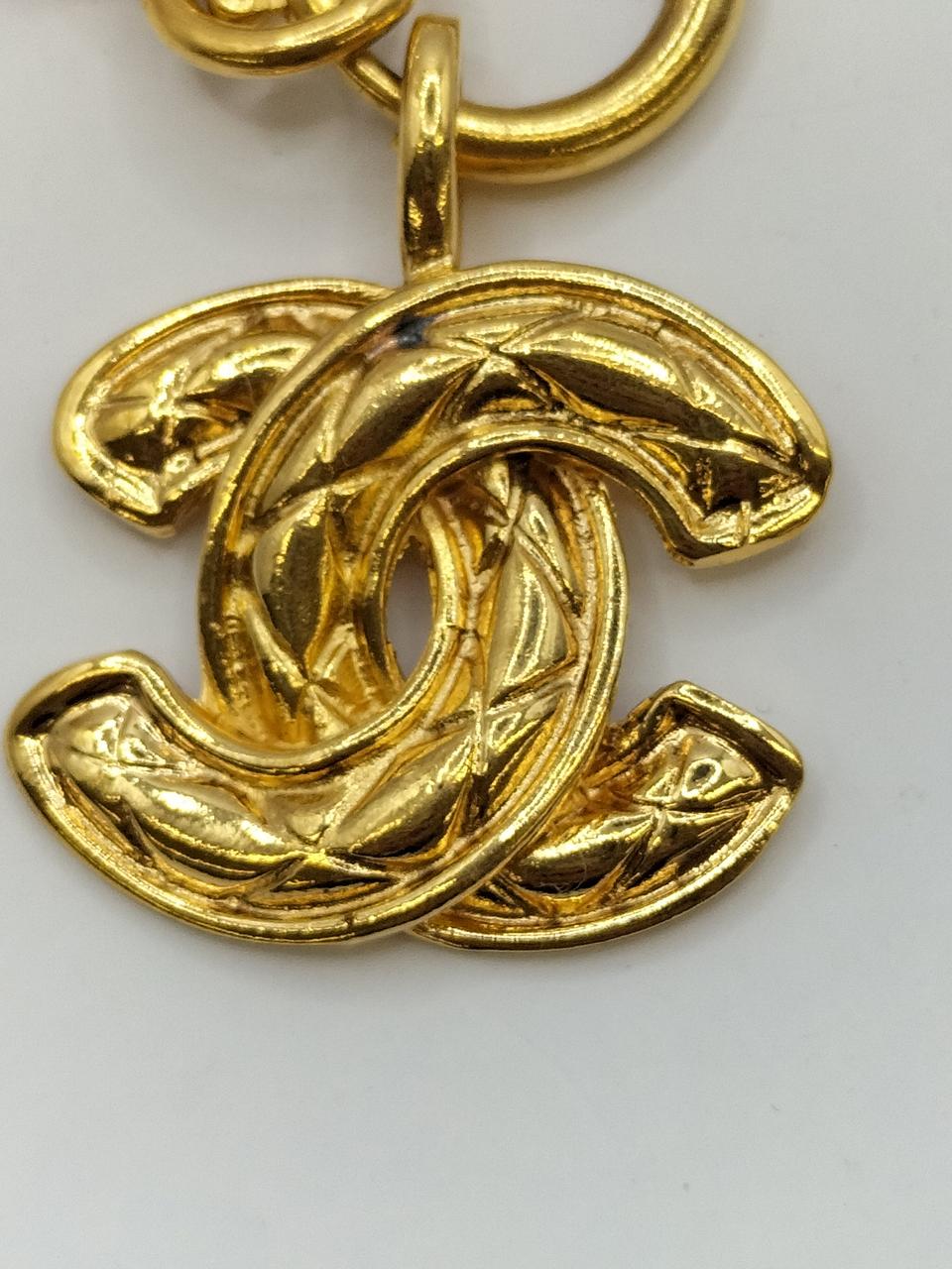 一部に黒い汚れがあります。