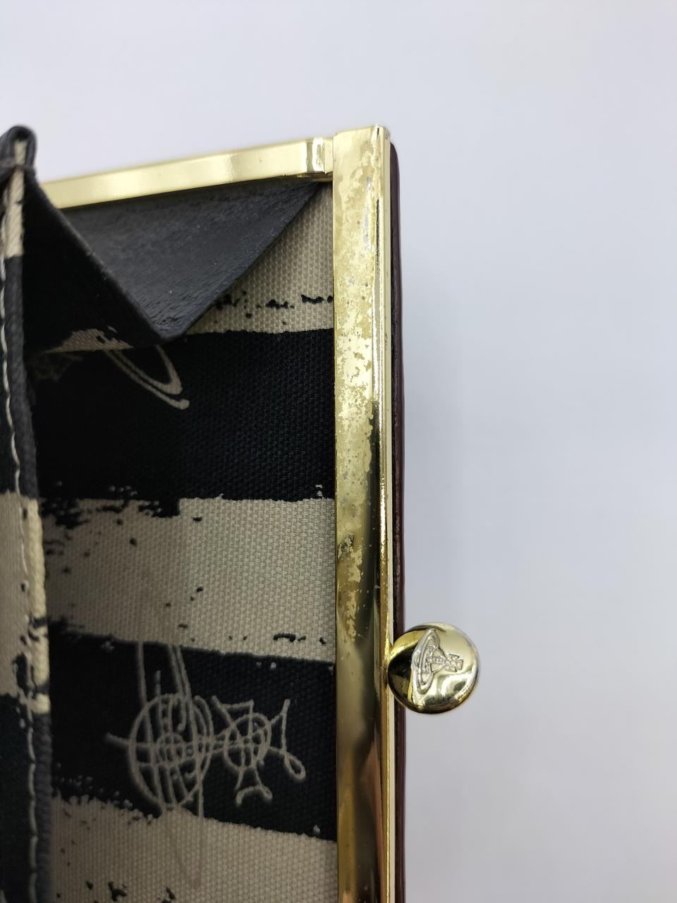 小銭入れの縁の部分に目立つキズあります。