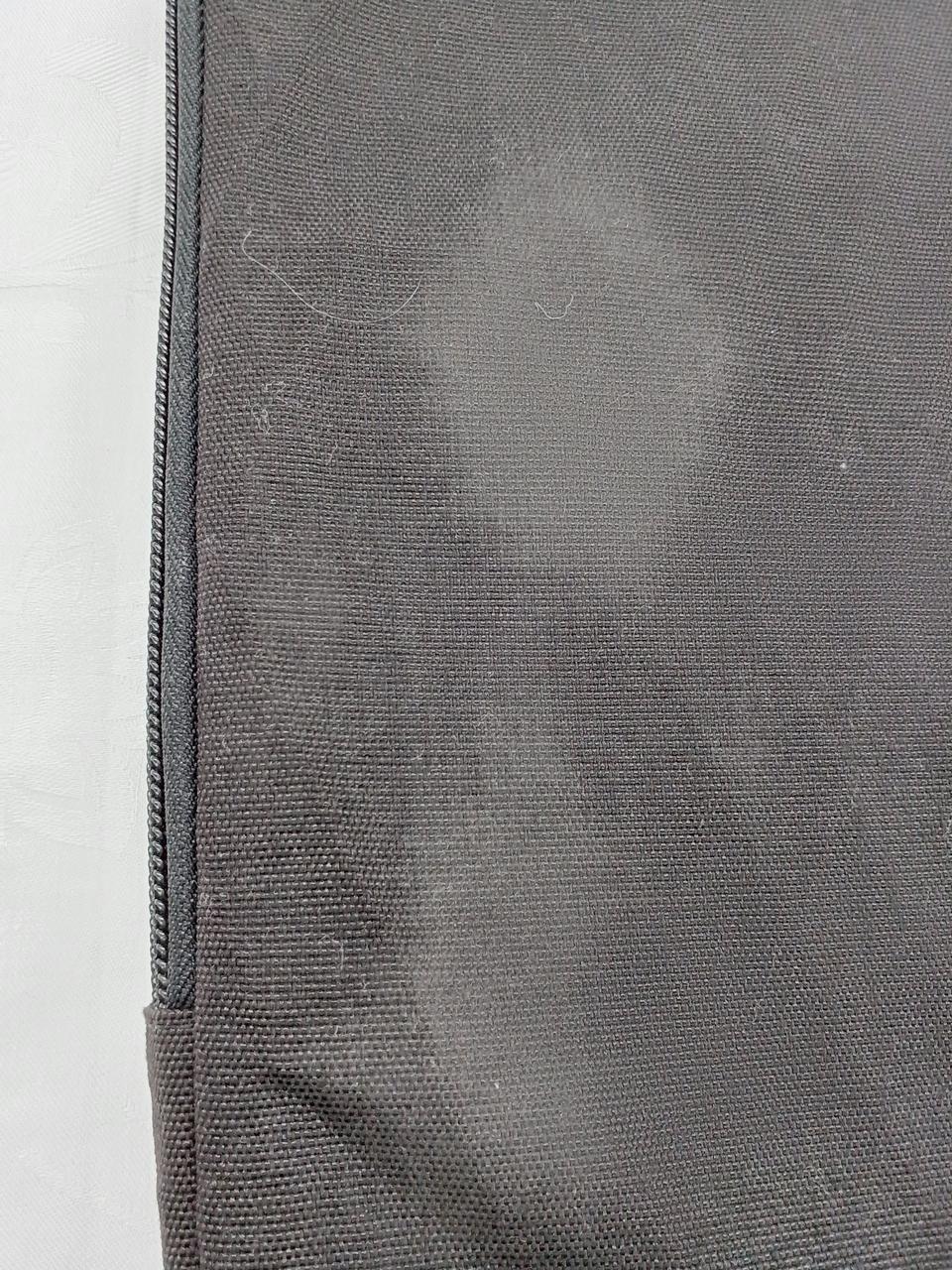 左手にスレ、汚れの様なダメージあり。