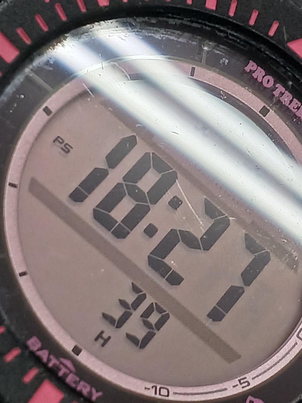 ガラス面にキズがございます