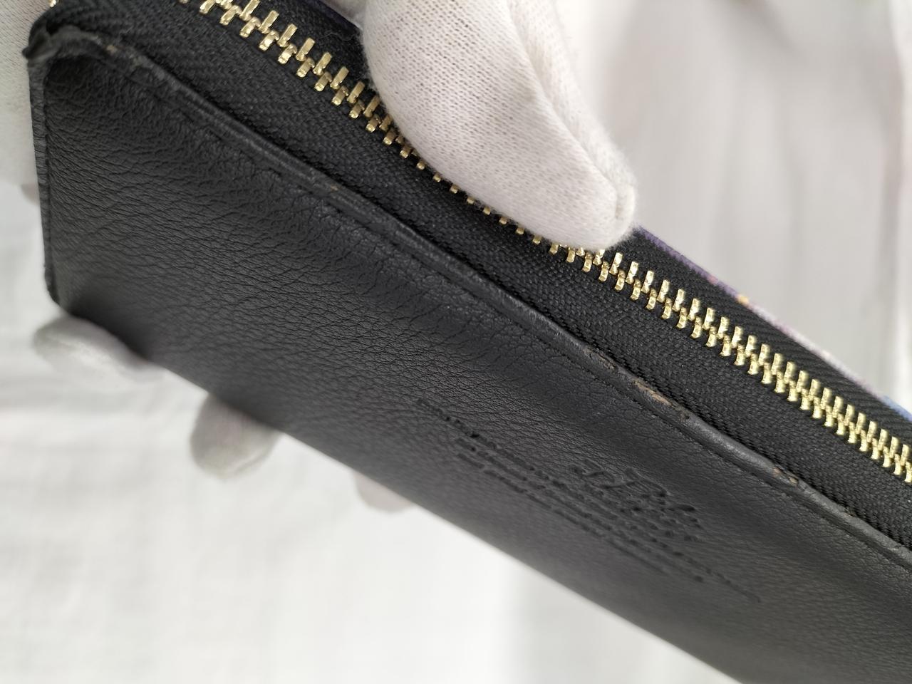 背面上部の擦れが目立ちます。