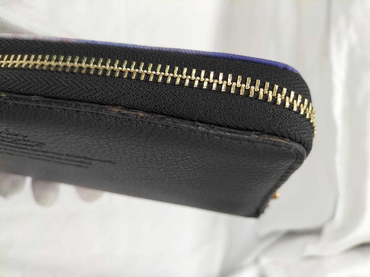 背面上部の擦れが目立ちます。