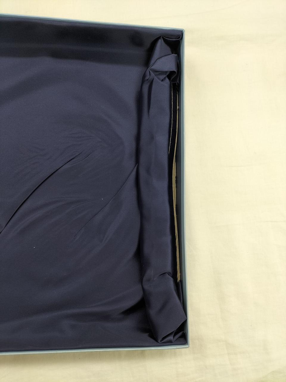 箱にダメージがございます。