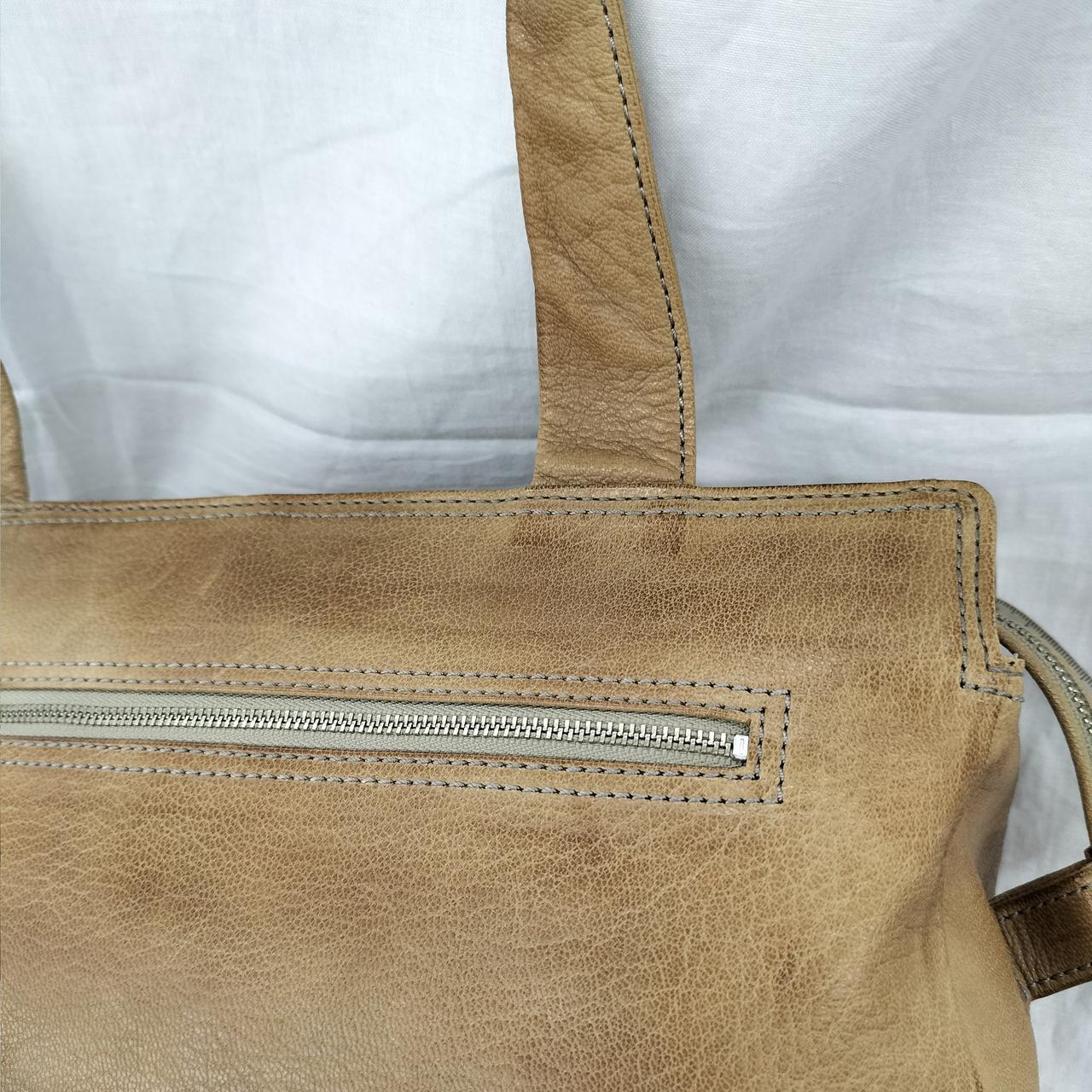 シミや変色等ご使用感がございます。