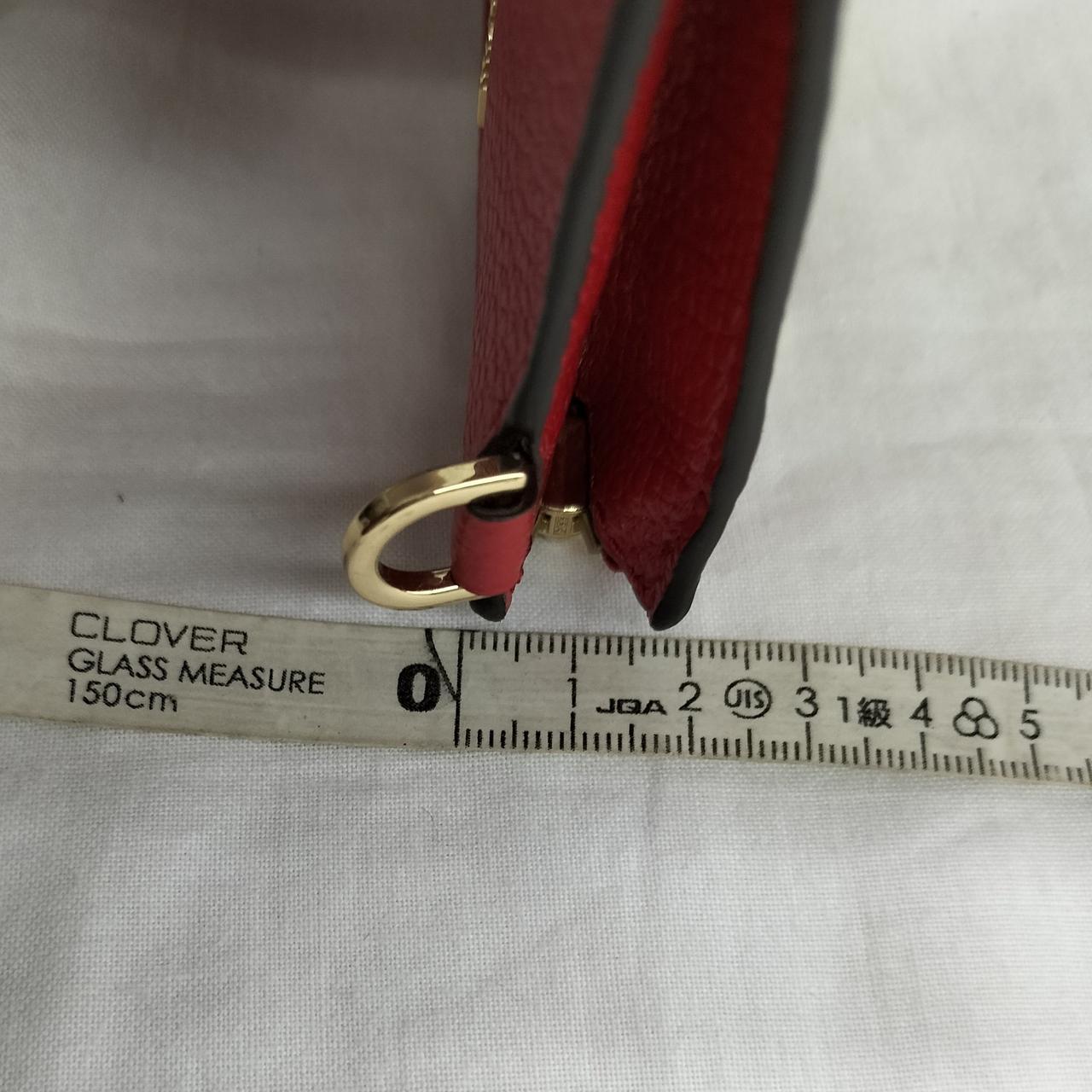 締めた状態でおよそ2cm