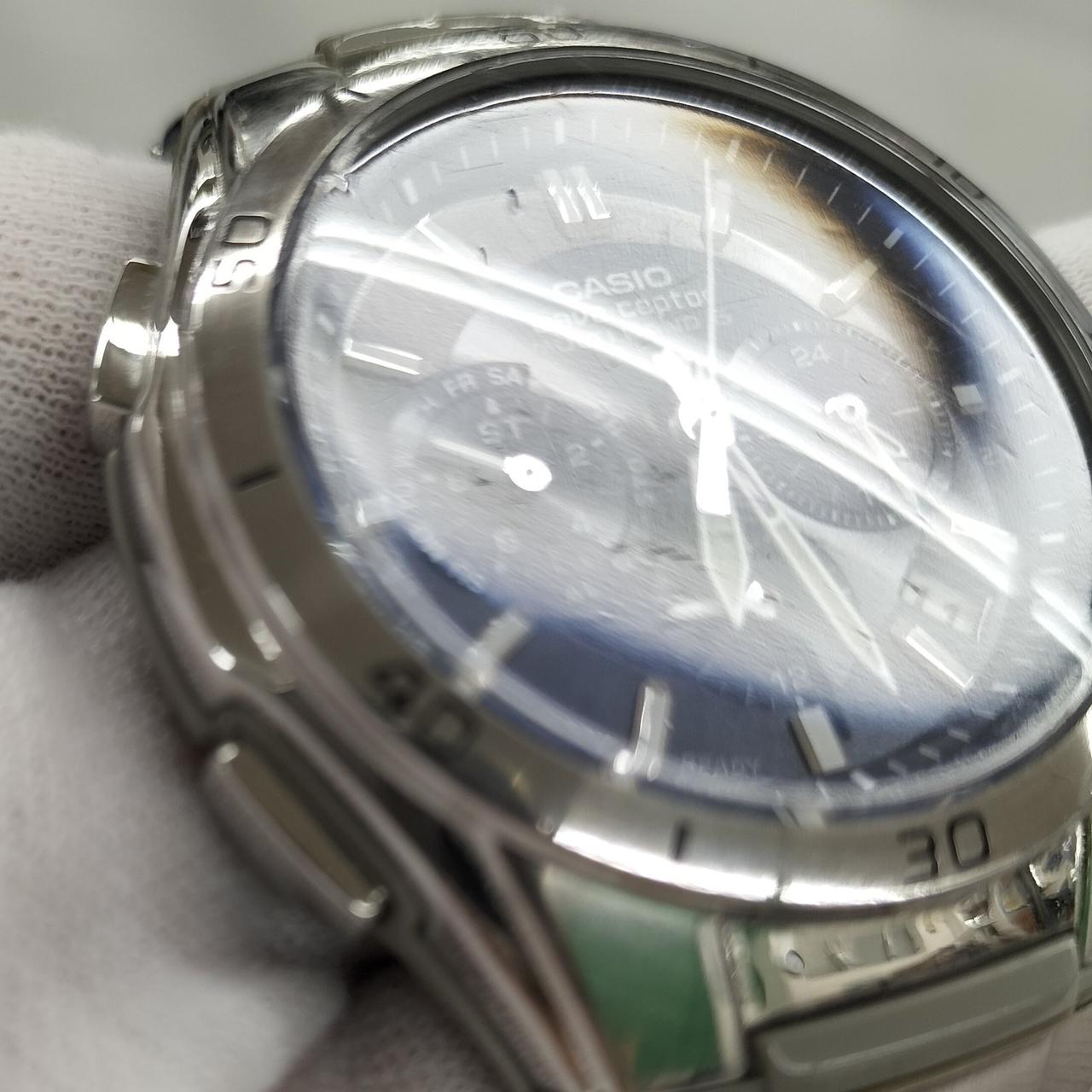 ガラスにキズがございます。