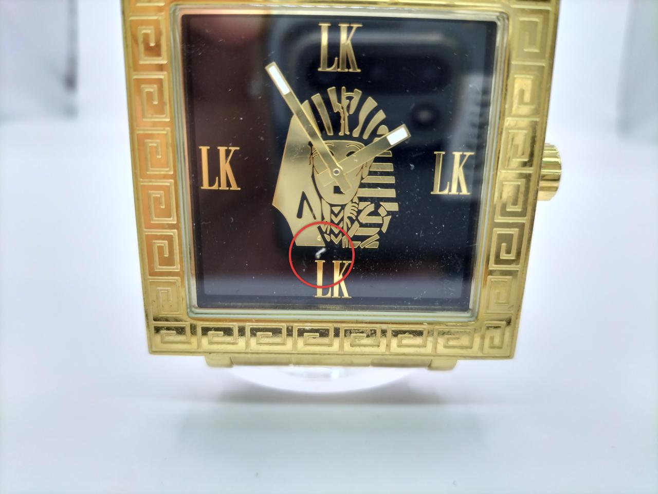 赤丸箇所に深い傷あります。