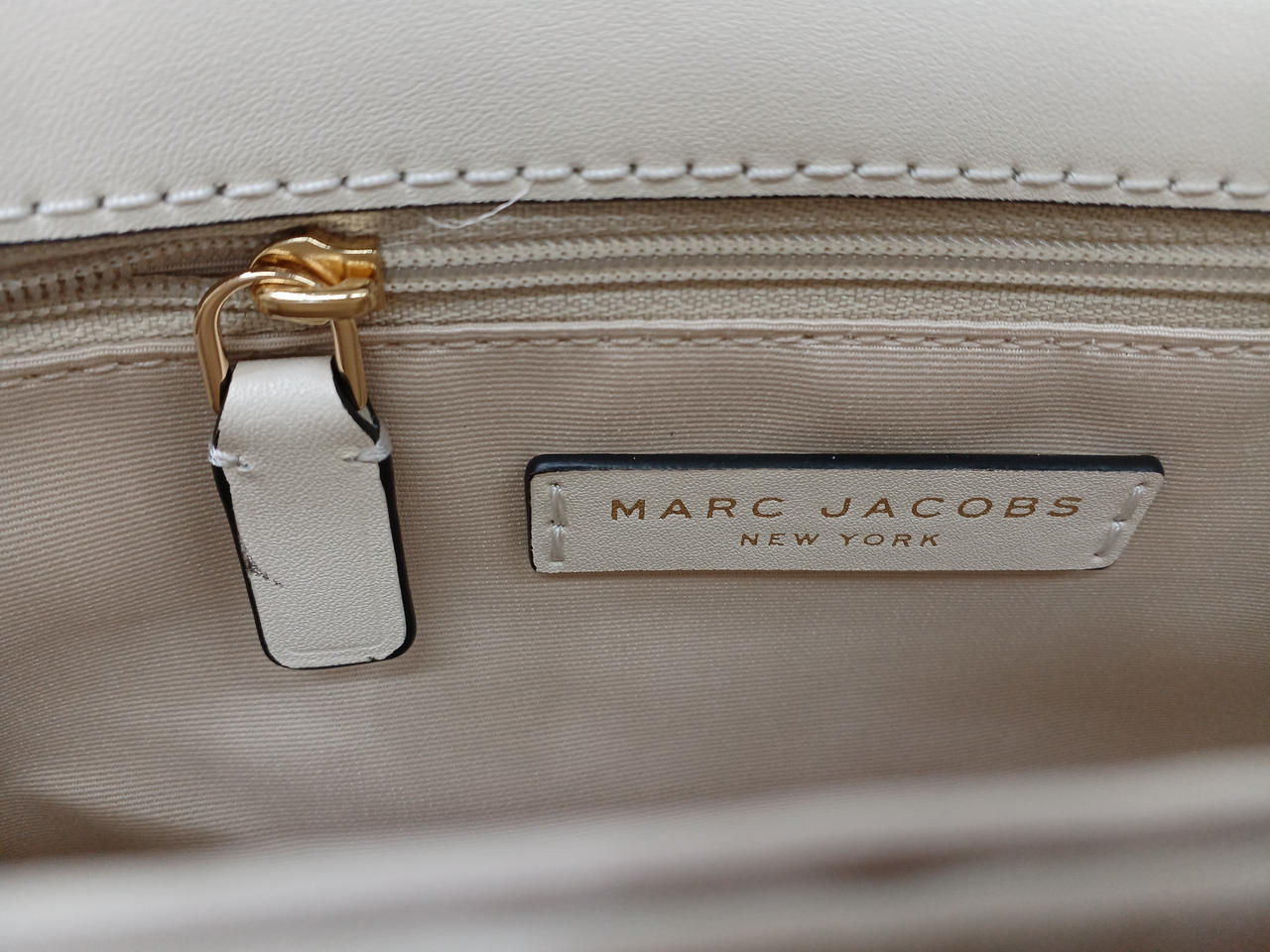 ファスナー持ち手ヨゴレ