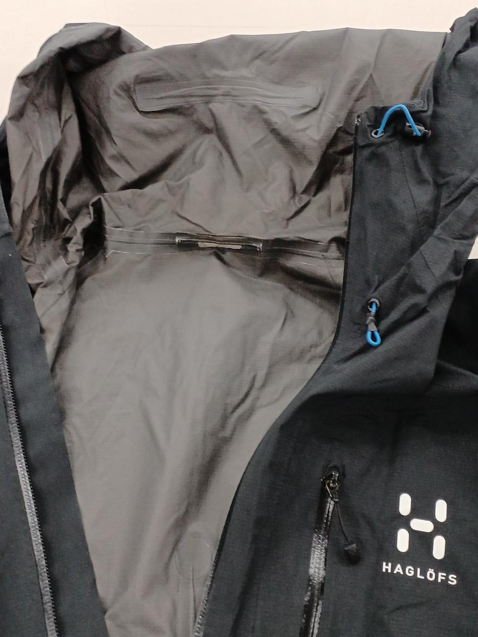 えり内側のタグが切れてなくなってます