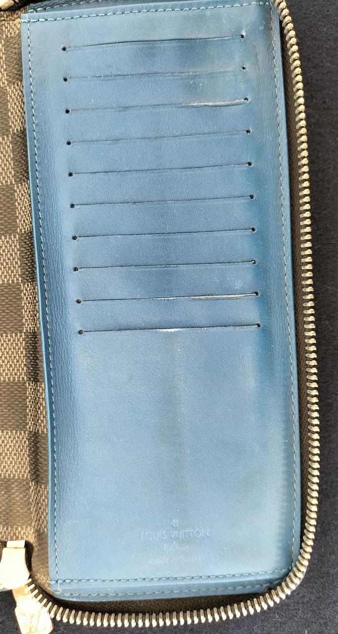 カード収納も使用感あり。