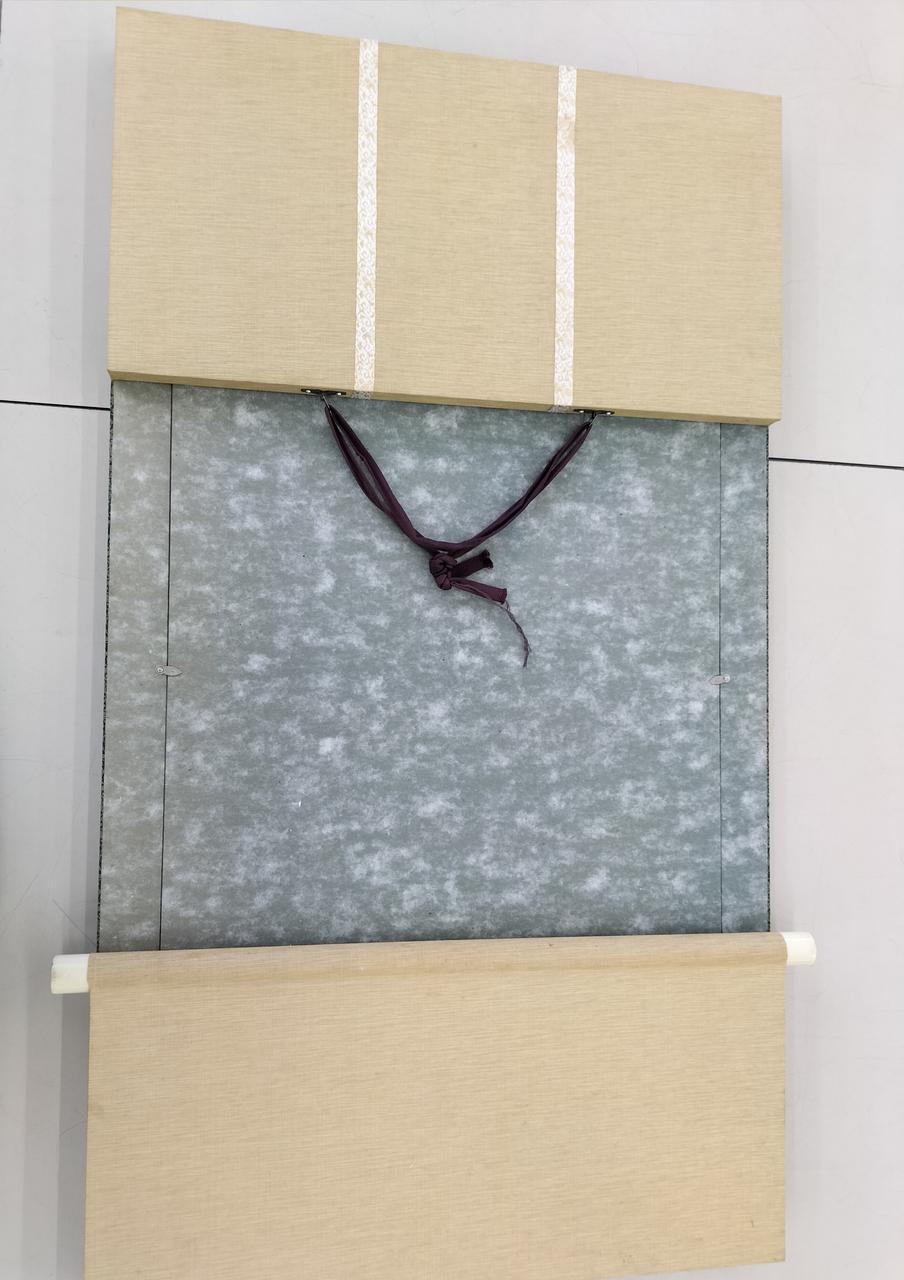 壁掛けよう紐も付いています。