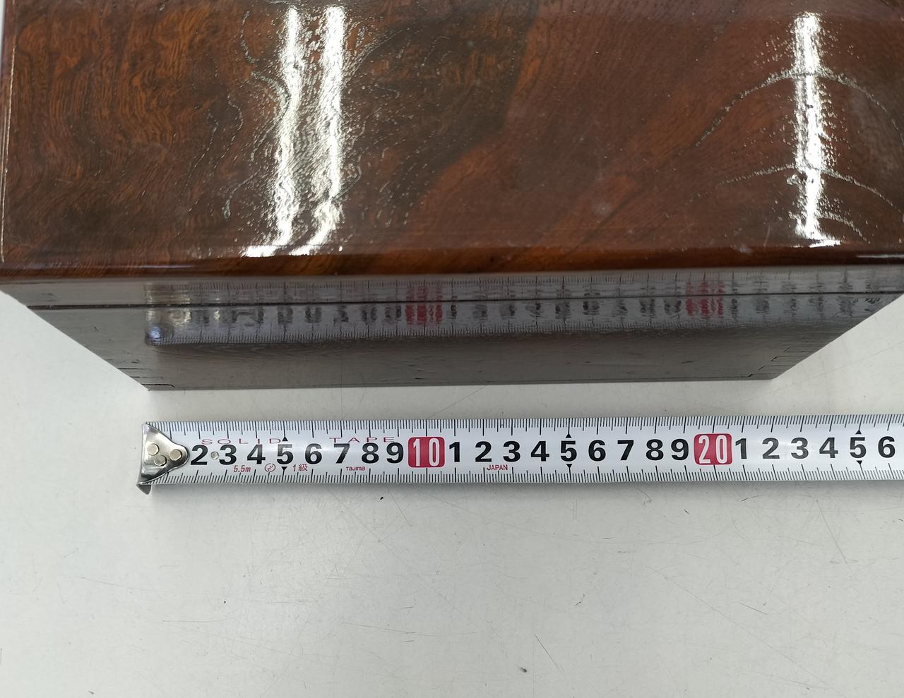 一辺約23cm。高さ約13cmほど。