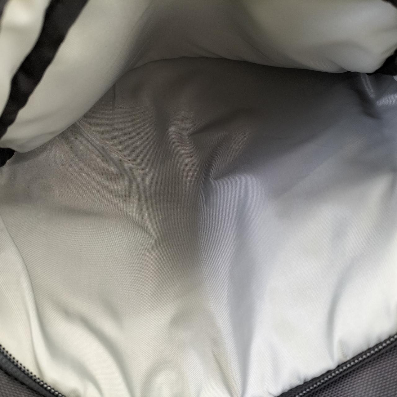 バッグ内ポケット内は比較的キレイです。