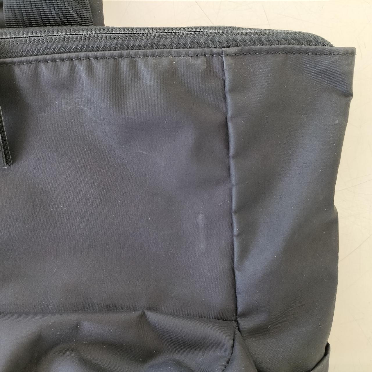 画面中央部、白いシミの様なものが、