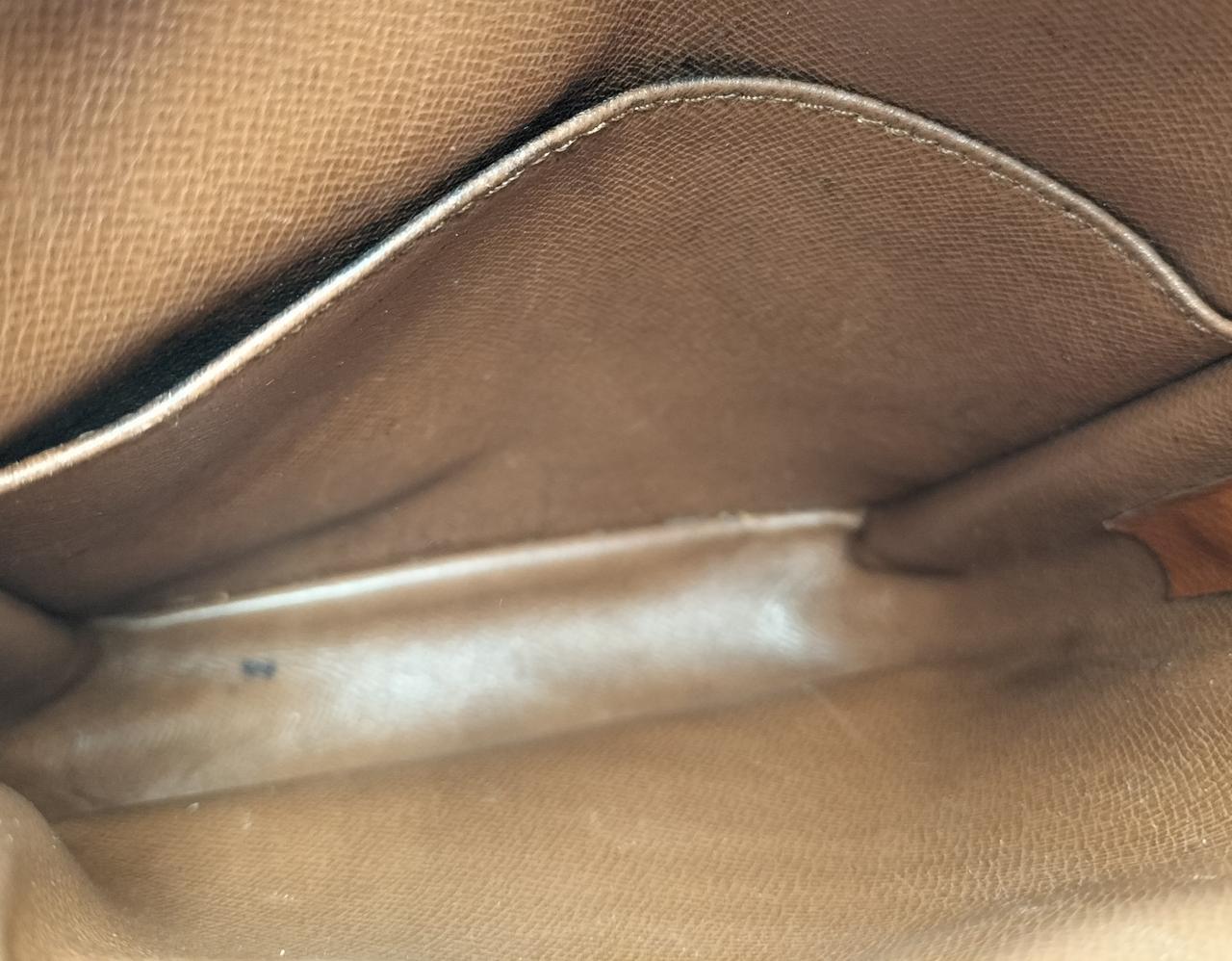 バッグ内もキレイです。