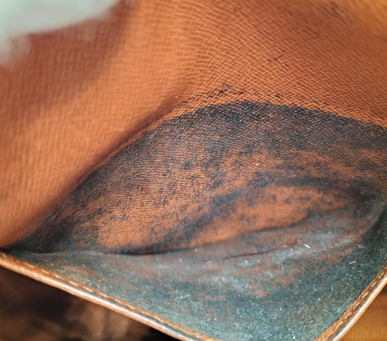 ポケット内、ダメージ強。剥がれ大。