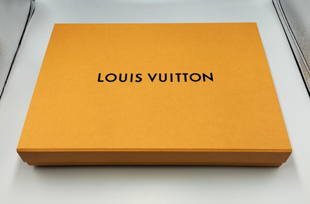 ケース付きになります。