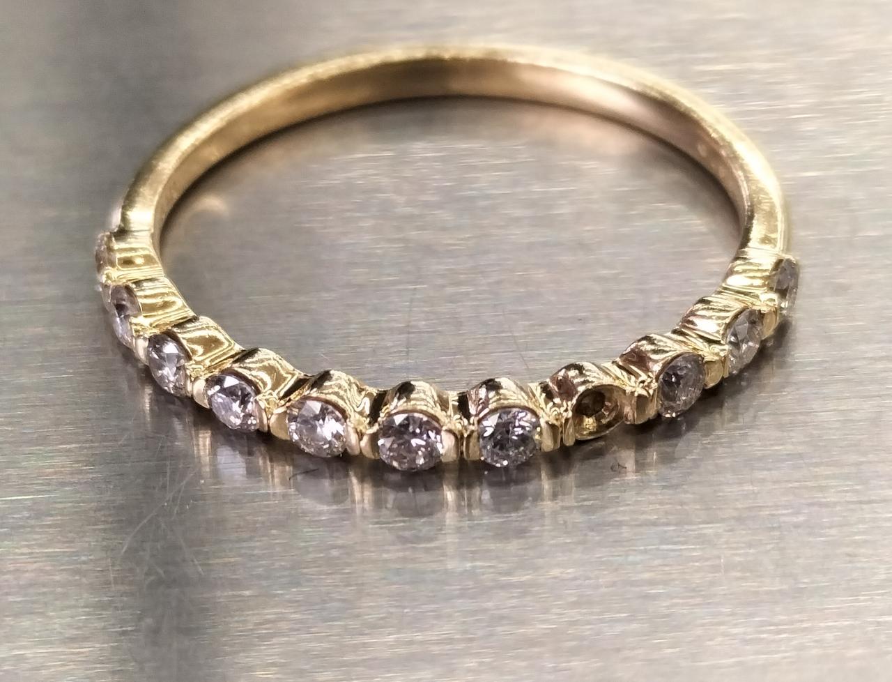 右から4番目ダイヤモンド欠品してます。