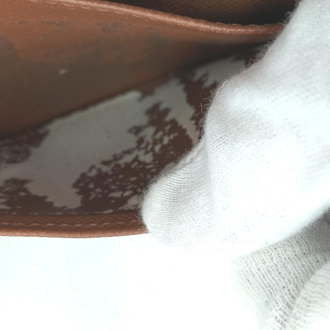 カード入れの背中もダメージあり。