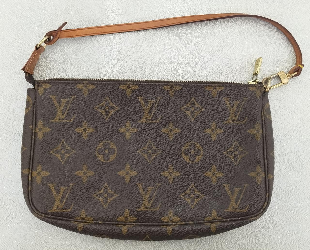 外も内も目立つキズ汚れはありません。