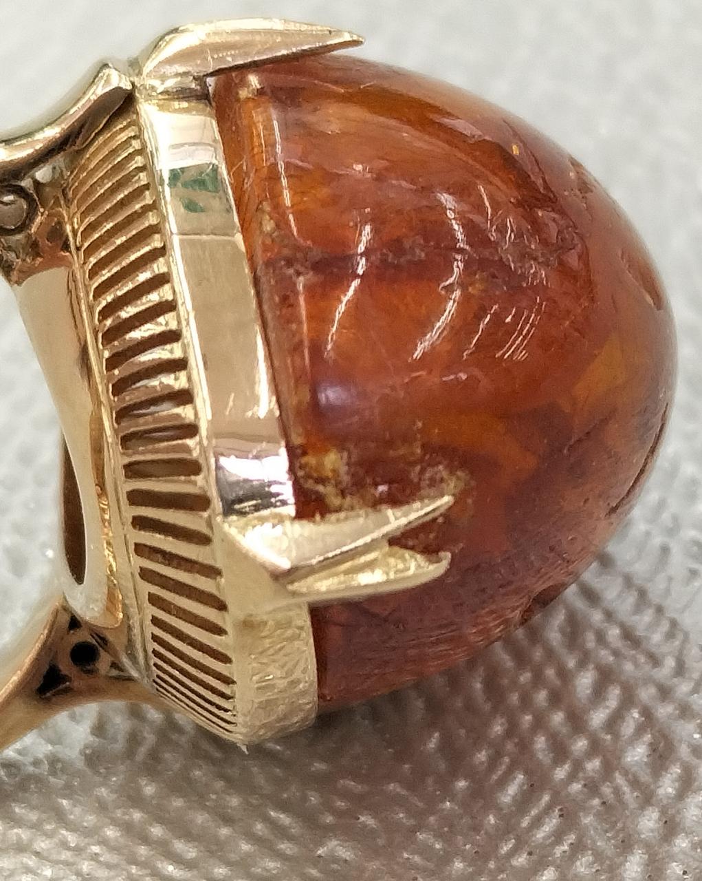 石　削れキズあります。