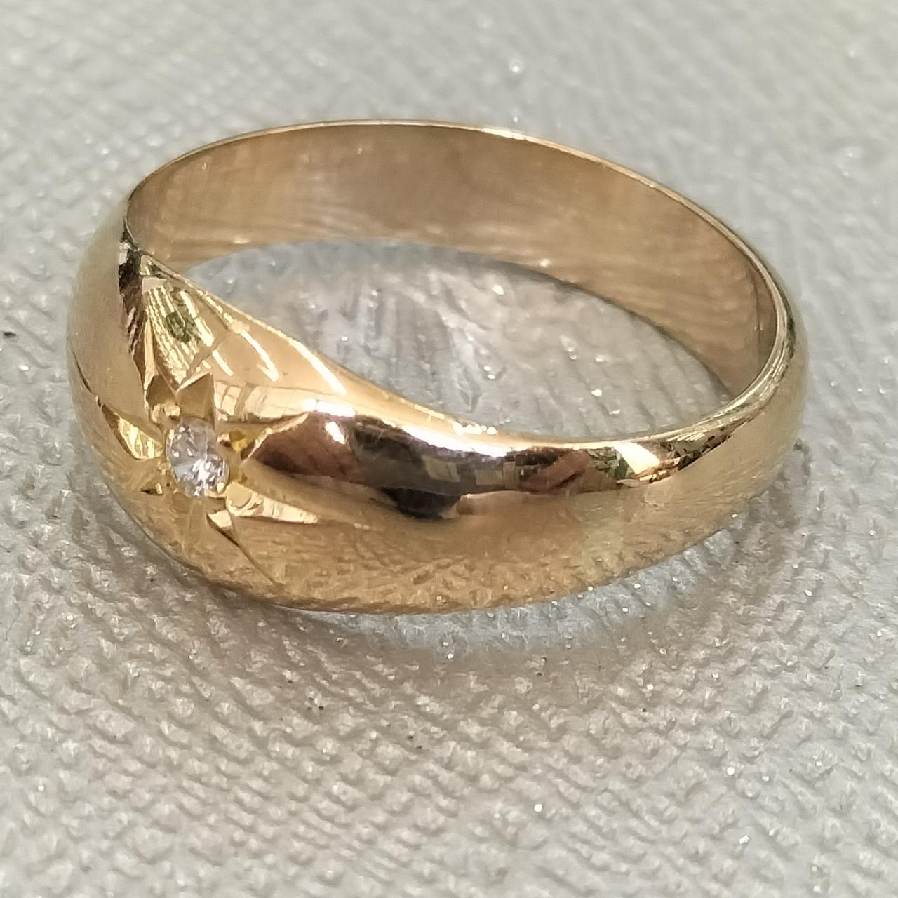 中央の石はガラスと思われます。