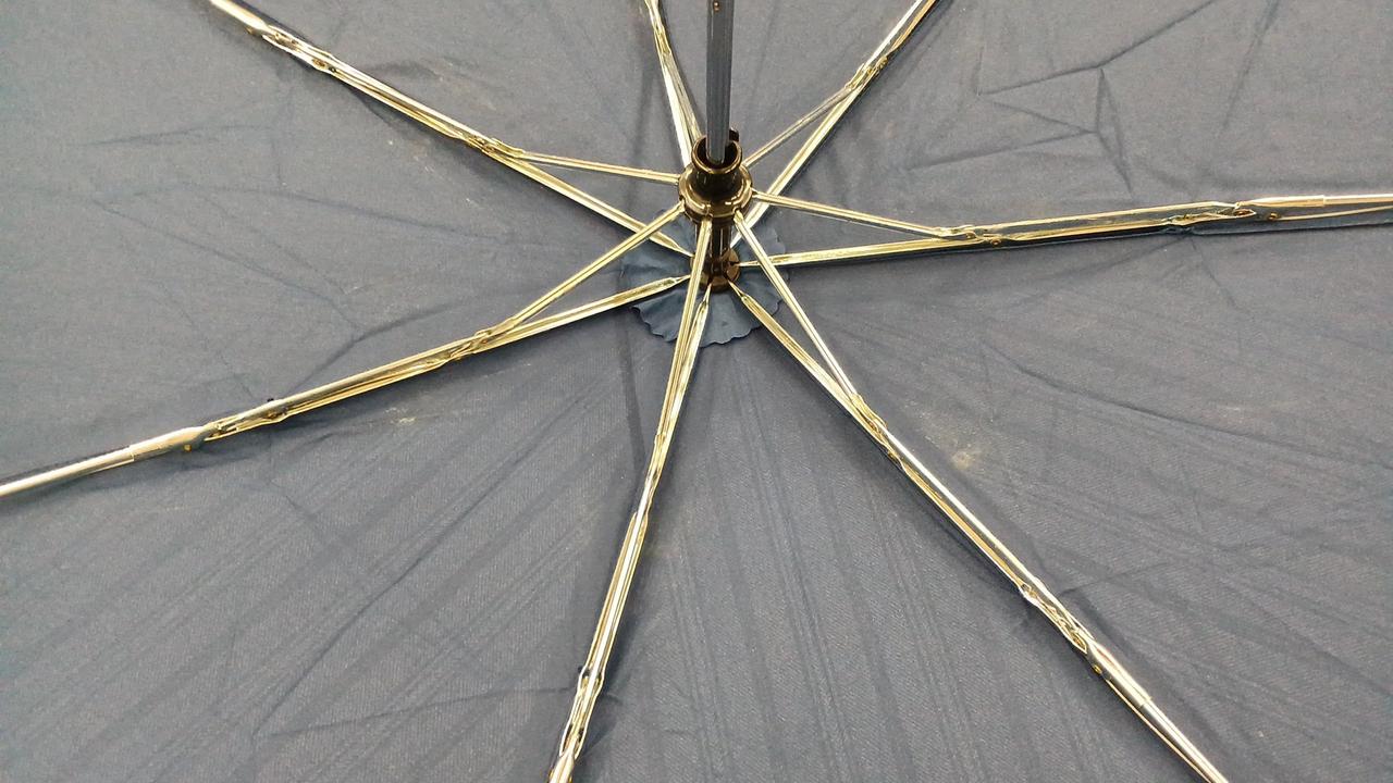 傘の鉄骨の錆び付着あります。