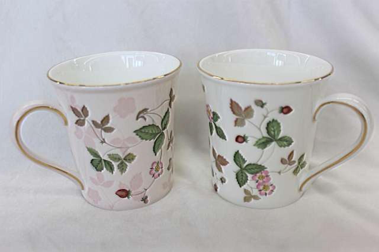 ストロベリーの柄が素敵なペアカップです