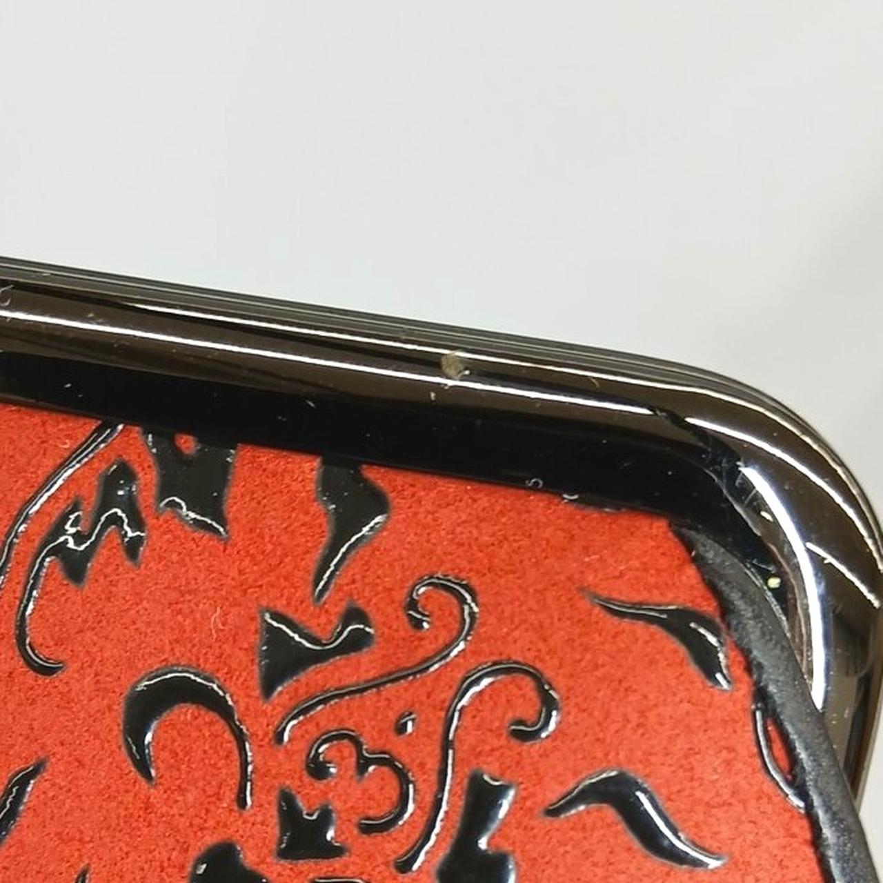金属部分に僅かですが傷があります。