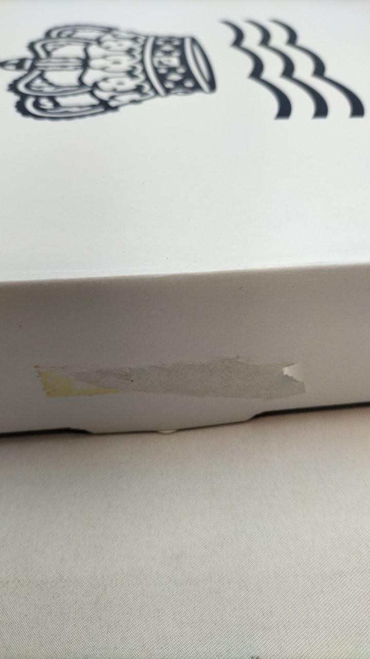 箱にテープはがし跡や
ダメージがあります