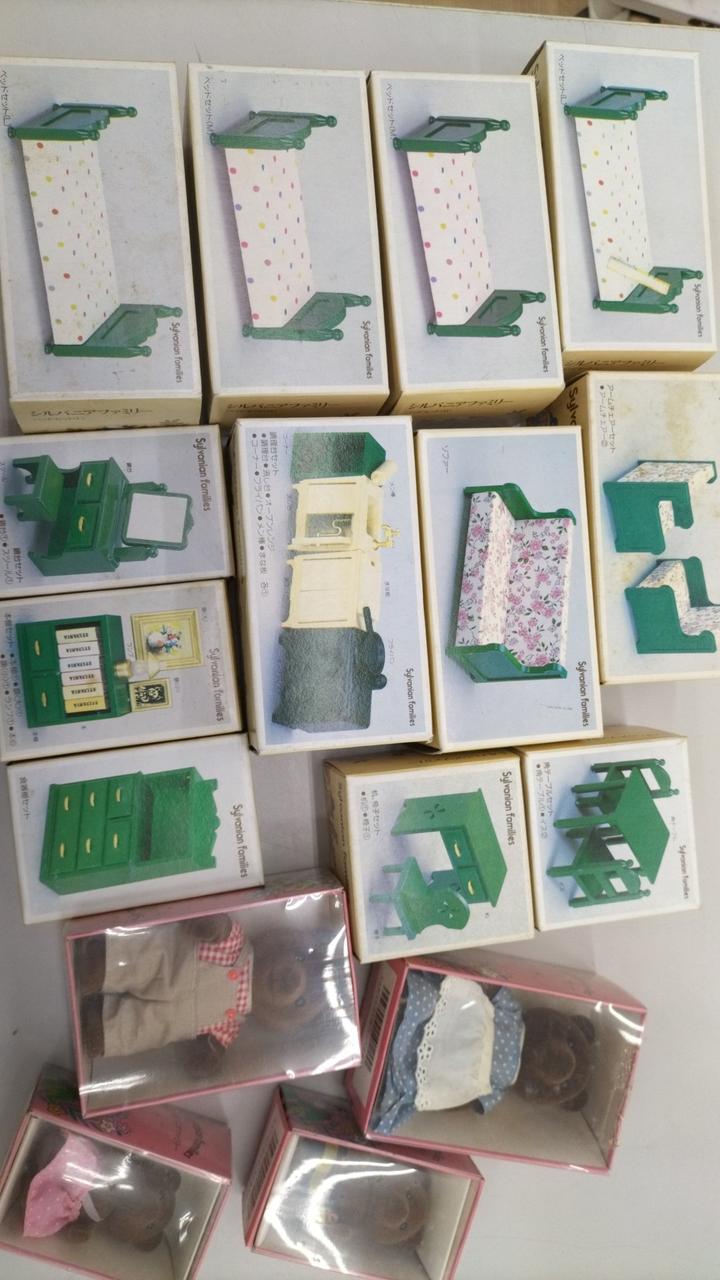 箱は全体的にシミや擦れが目立ちます