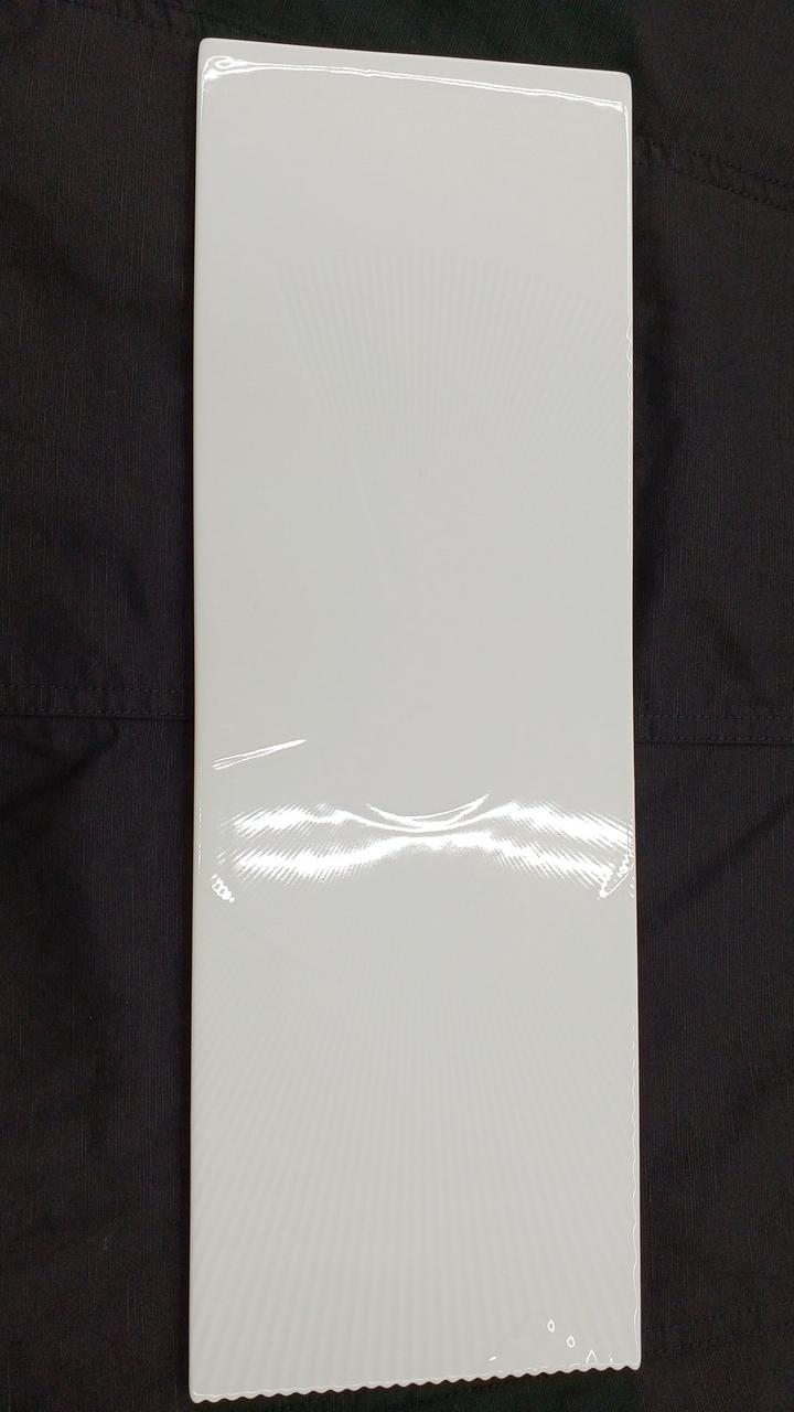 表面に円と放射状等の柄があります