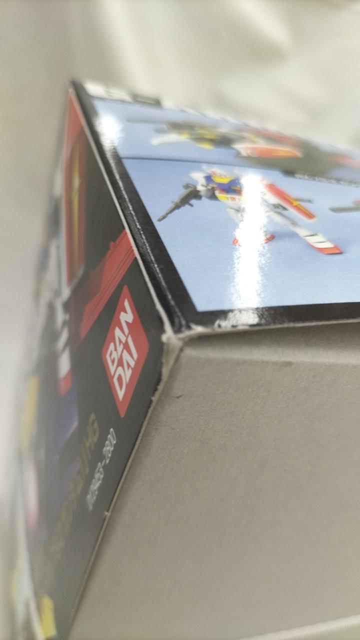 箱の角にスレ、潰れがあります。