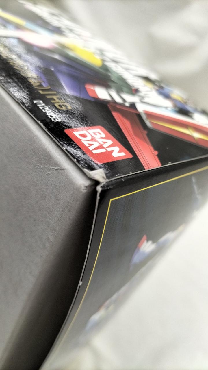 箱の角にスレ、潰れがあります。