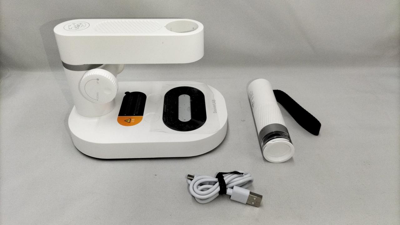 顕微鏡本体(右)と台座(左)、ケーブル