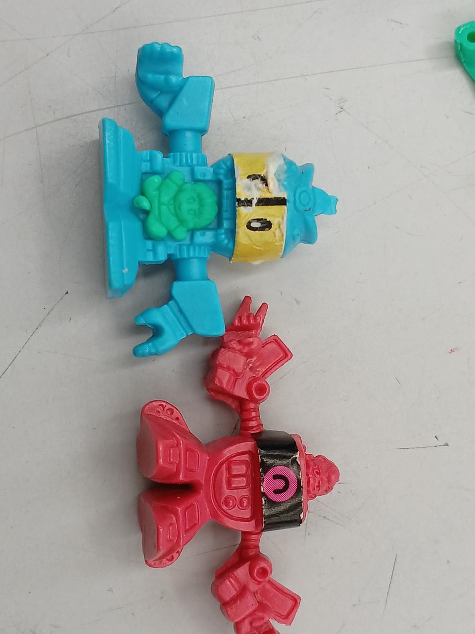 目の部分のシール状態悪いです