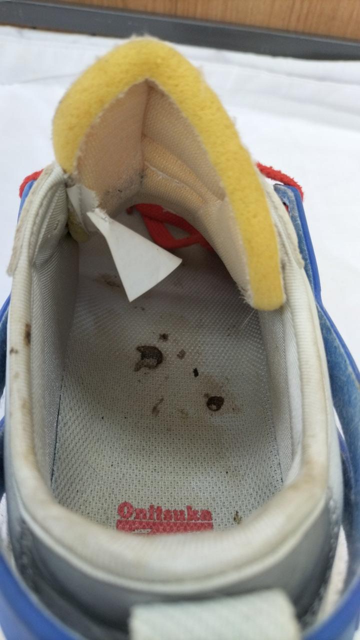 右足の靴底に汚れあります
