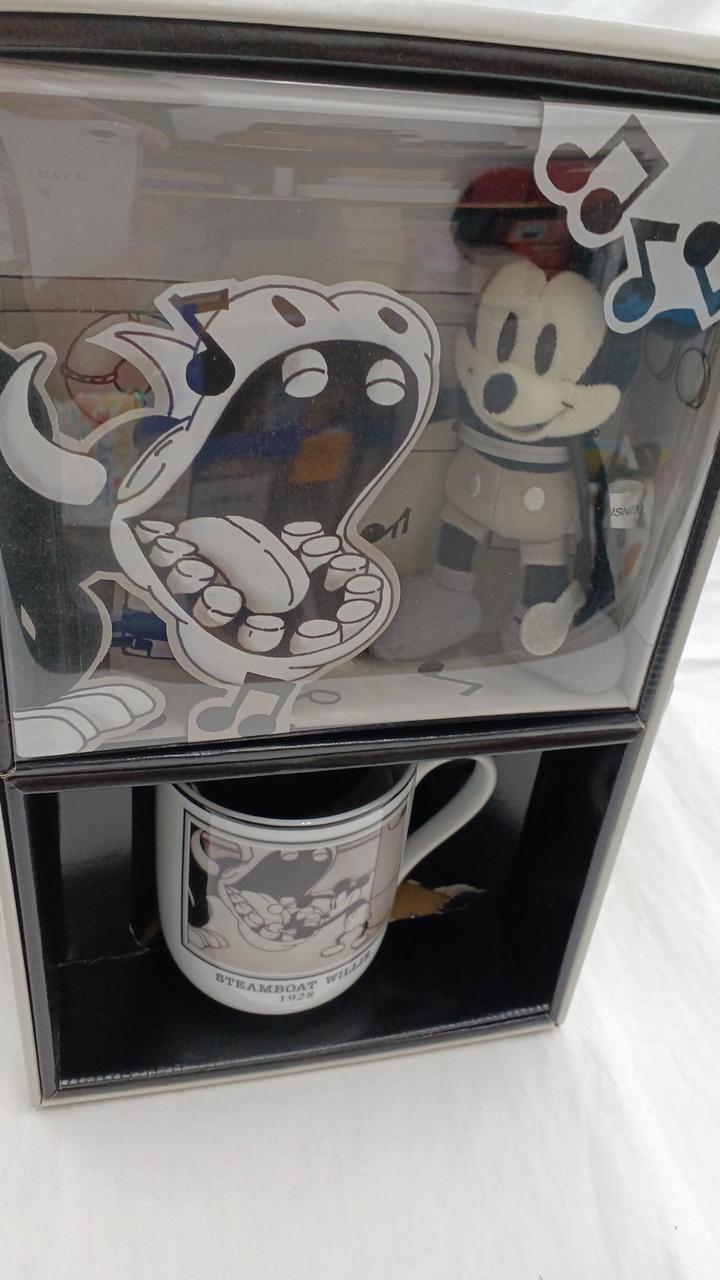 マグカップの上段にマスコットがあります