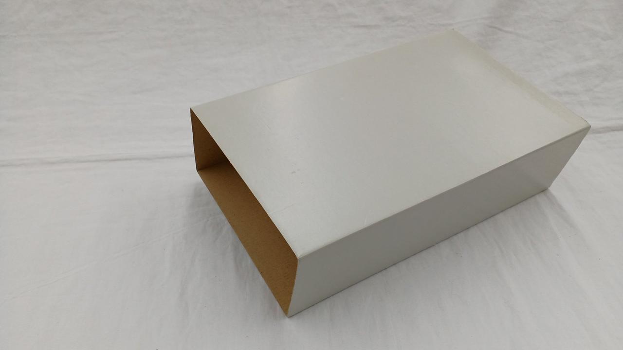 筒状の段ボールの中に入ります