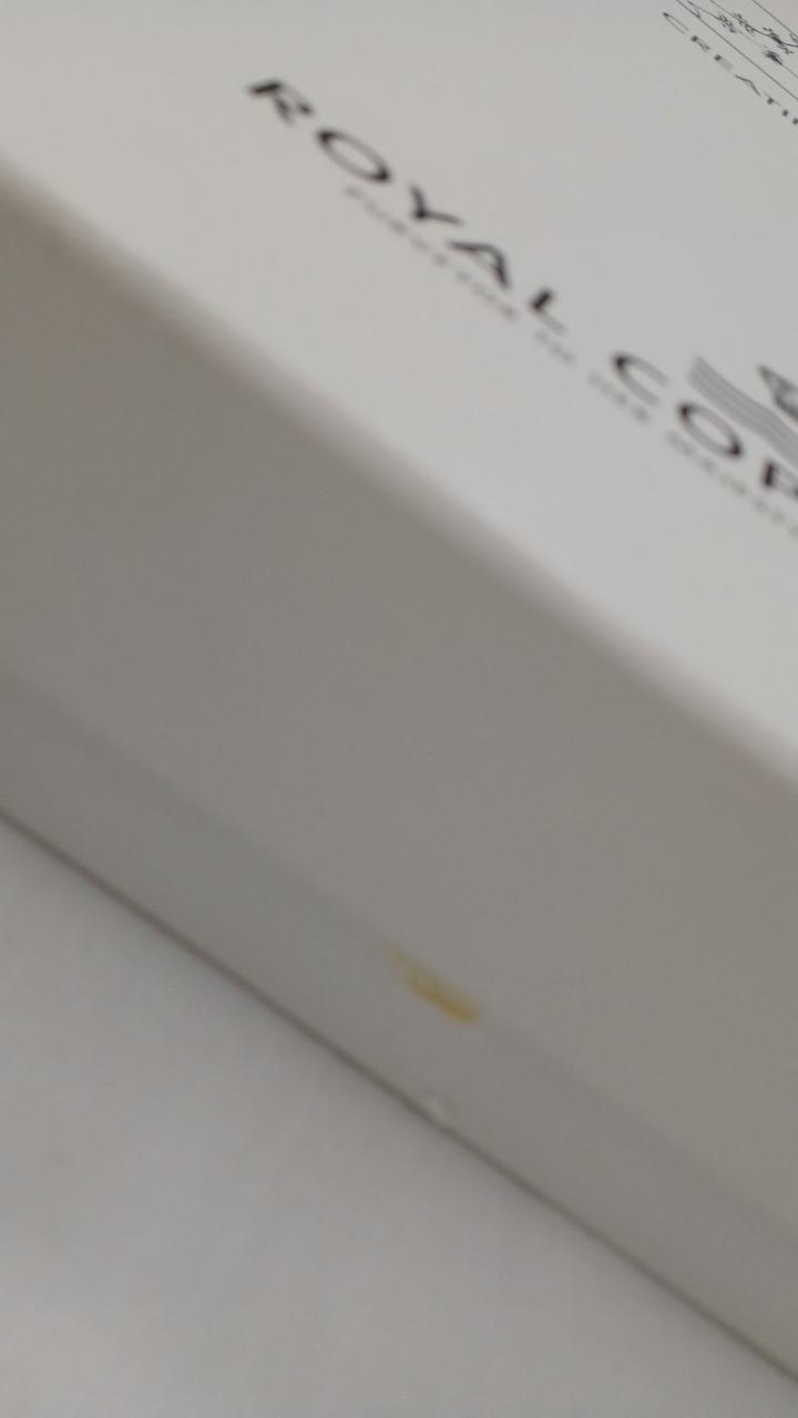 箱に少々汚れとダメージがあります