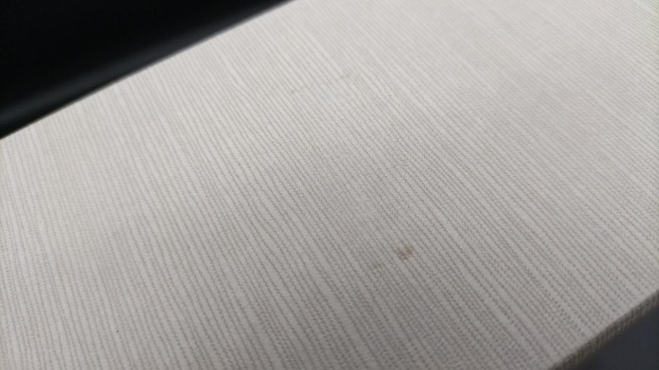 箱に一部シミがあります