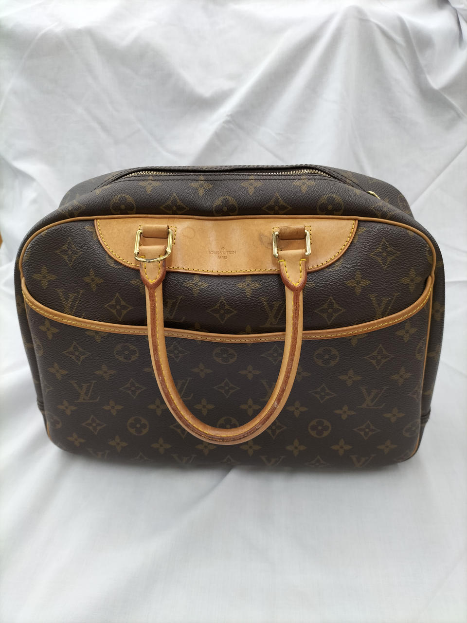 ヌメ革部分シミ。内側汚れあり。