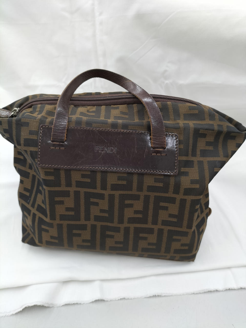 レザー部分すりキズ多数あり。内側汚れあり