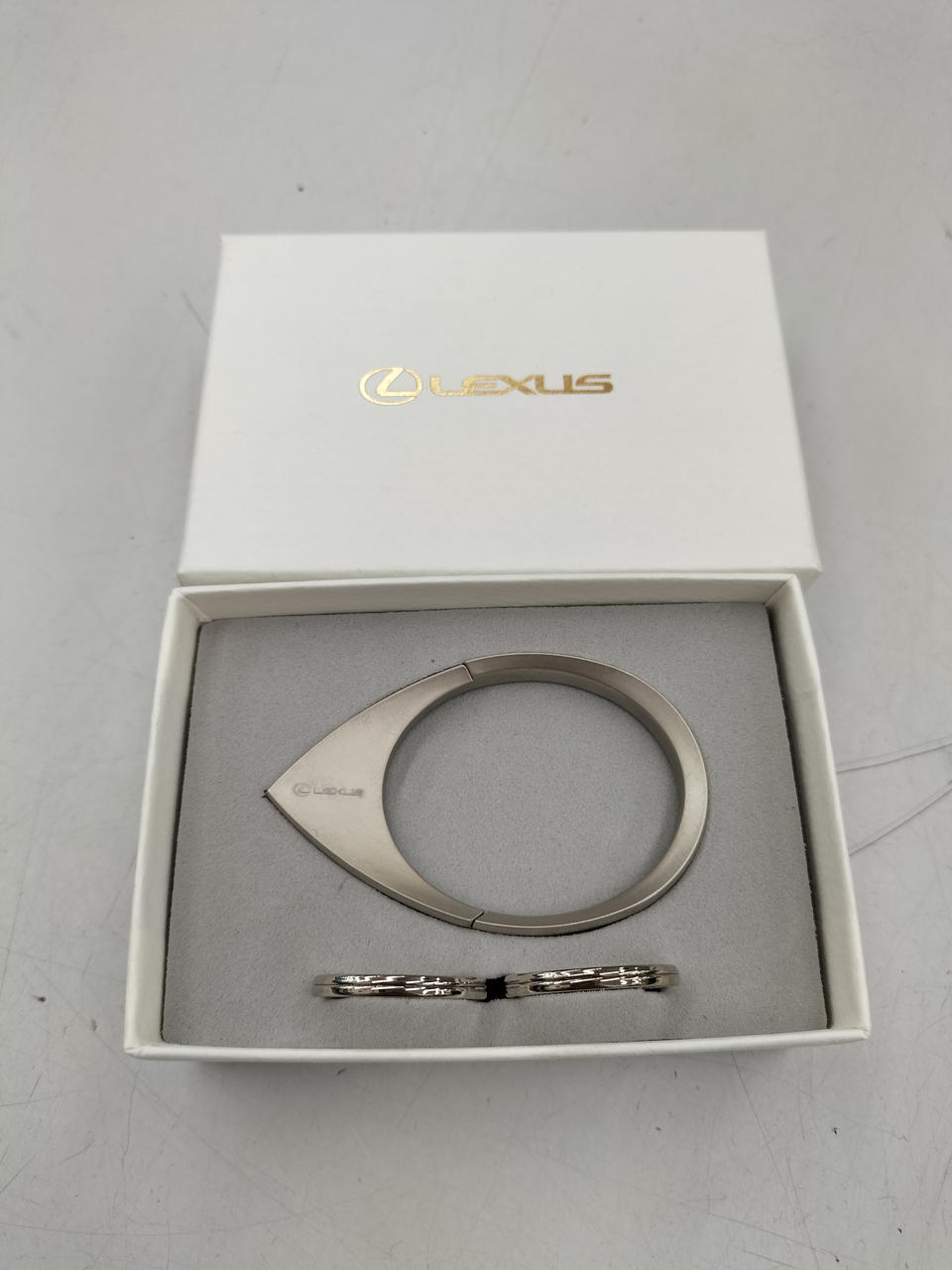 LEXUS刻印のキーホルダーです。