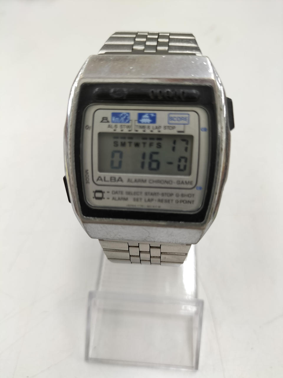 左右側面のボタンがないためジャンク品。