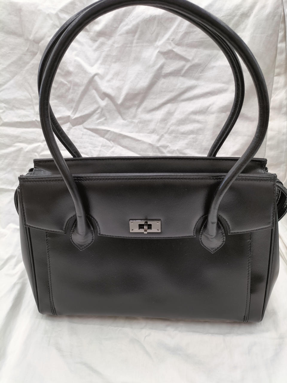 落ち着いたフォーマル用のバッグです。